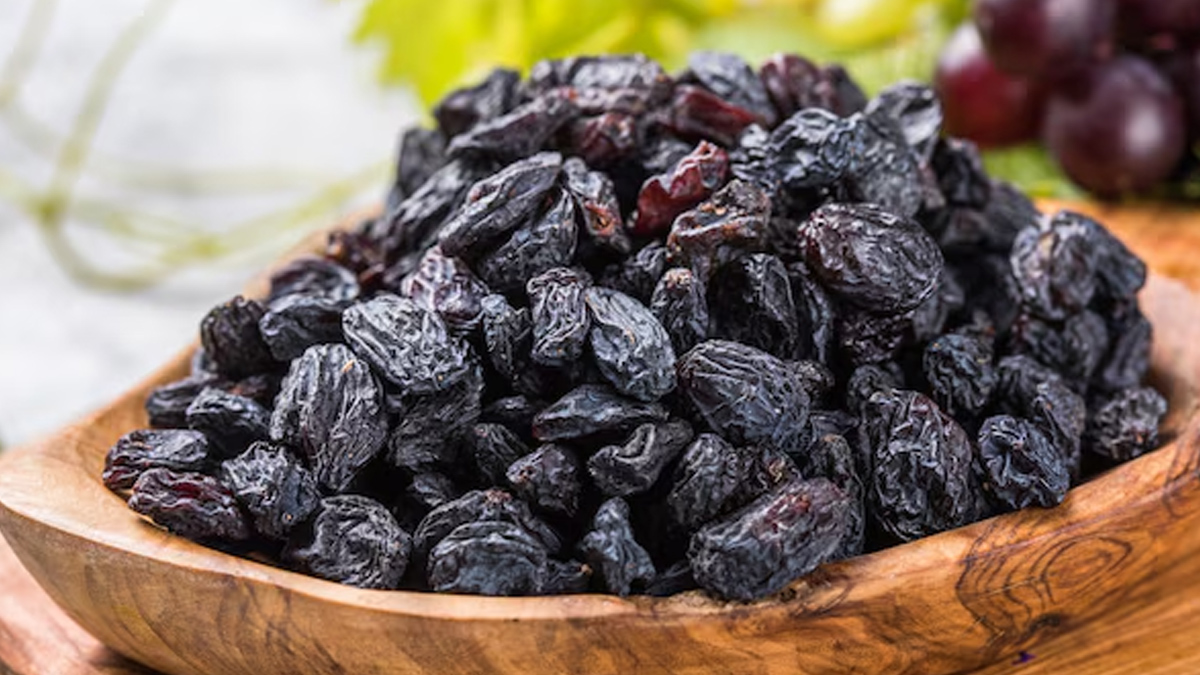 Black raisins benefits for elderly bone health in