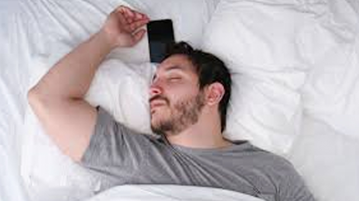 can-sleeping-next-to-your-phone-cause-brain-cancer-inside