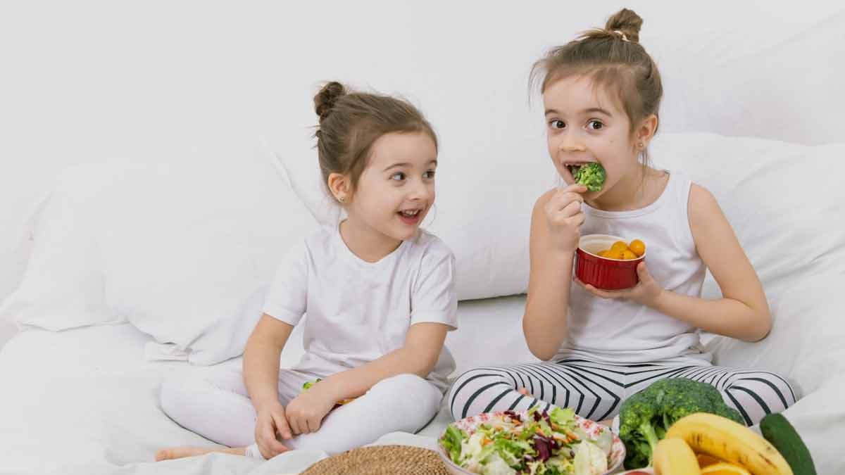 kids-eating-inisde2