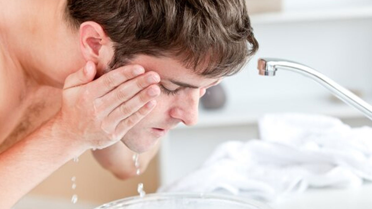 क्या मोतियाबिंद का इलाज बिना ऑपरेशन संभव है | Can Cataract Be Treated Without Surgery | Motiyabind ka ilaaz kya hai Benefits-of-washing-eyes-with-Triphala-water-daily-inside2