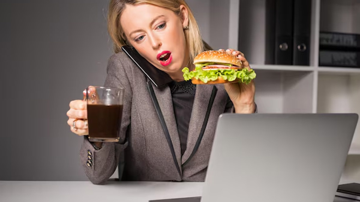 वर्किंग महिलाओं में तेजी से बढ़ रहा फास्ट फूड्स कल्चर, डॉक्टर से जान लें इससे सेहत को होने वाले नुकसान