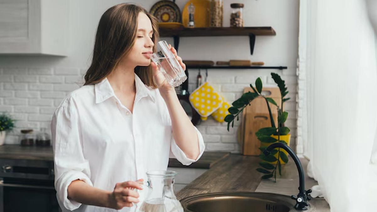 can drinking water before sleeping prevent heart attack myth vs fact doctor tells in hindi 01 (3)