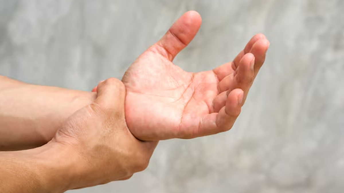 hand-tingling-and-vitamin-b12-deficiency