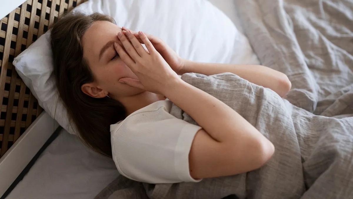 स्लीप पैरालिसिस क्या है? जानें इसके कारण और लक्षण