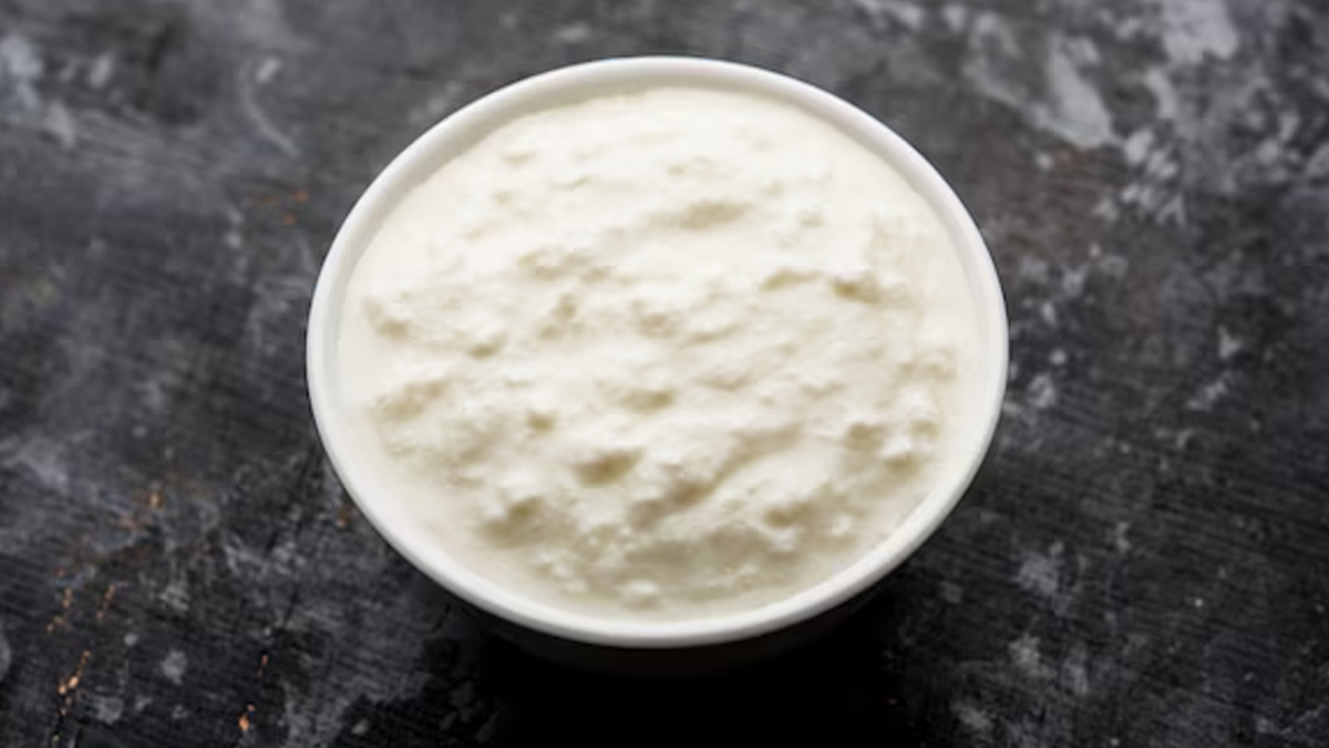 ऑस्टियोपोरोसिस के मरीजों को क्यों खानी चाहिए दही? एक्सपर्ट से जानें कितनी मात्रा में खाएं