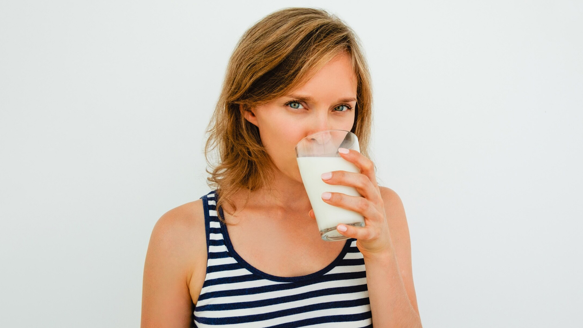 क्या दूध के साथ कैल्शियम सप्लीमेंट लेना ठीक है? एक्सपर्ट से जानें