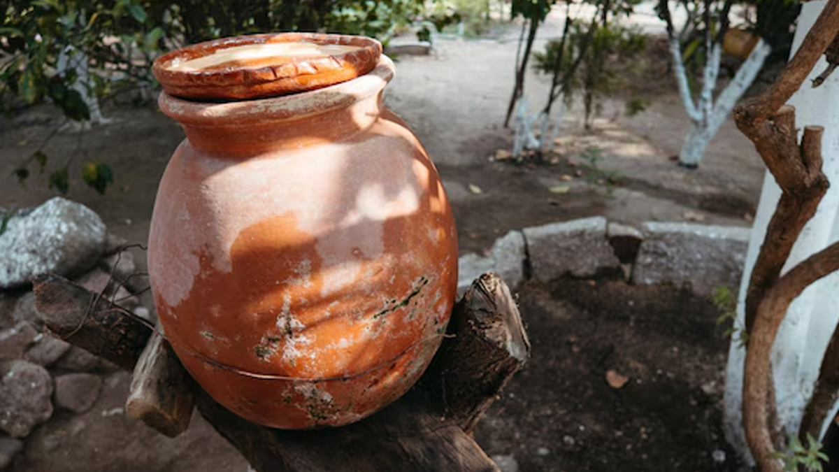 Is-it-right-to-use-clay-pots-water-during-monsoon-inside