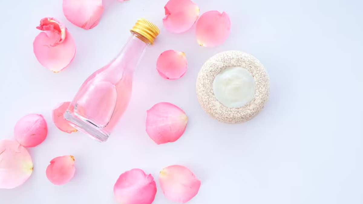 gulab jal chehre par kaise lagaye