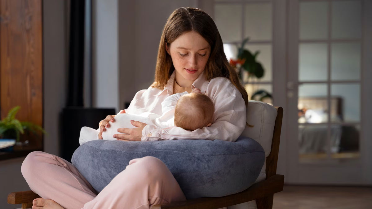 क्या सोते हुए बच्चे को दूध पिलाना चाहिए? जानें क्या है इस पर डॉक्टर की राय