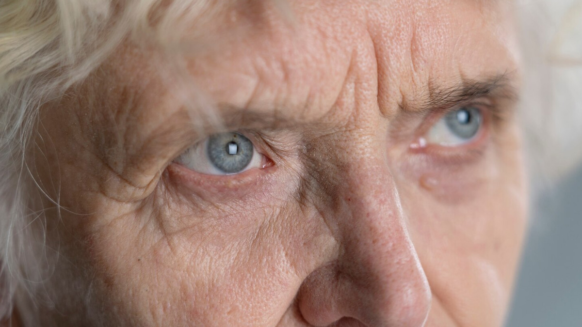 How does ageing affect the eyes