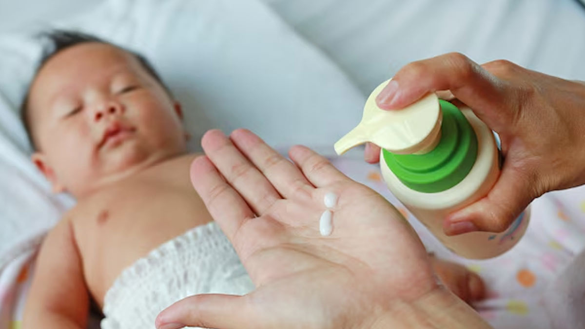 क्या नवजात शिशु के लिए मॉइश्चराइजर जरूरी है? जानें डॉक्टर की राय