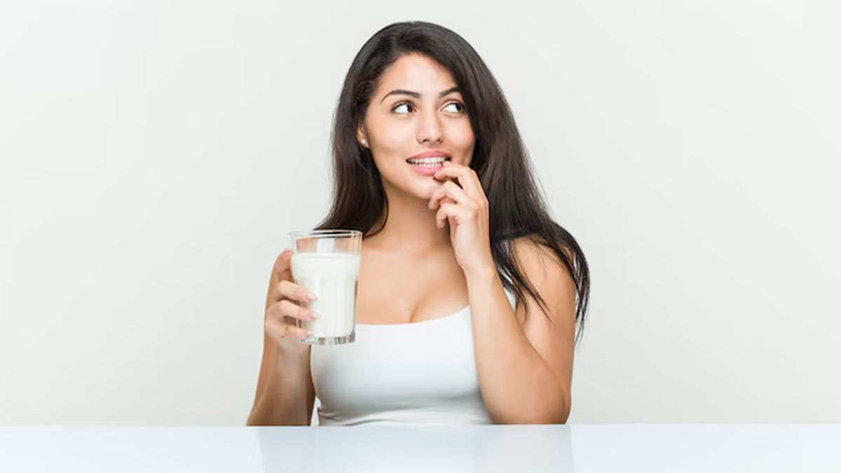 क्या हर उम्र में दूध पीना जरूरी है? जानें हेल्थ एक्सपर्ट की राय