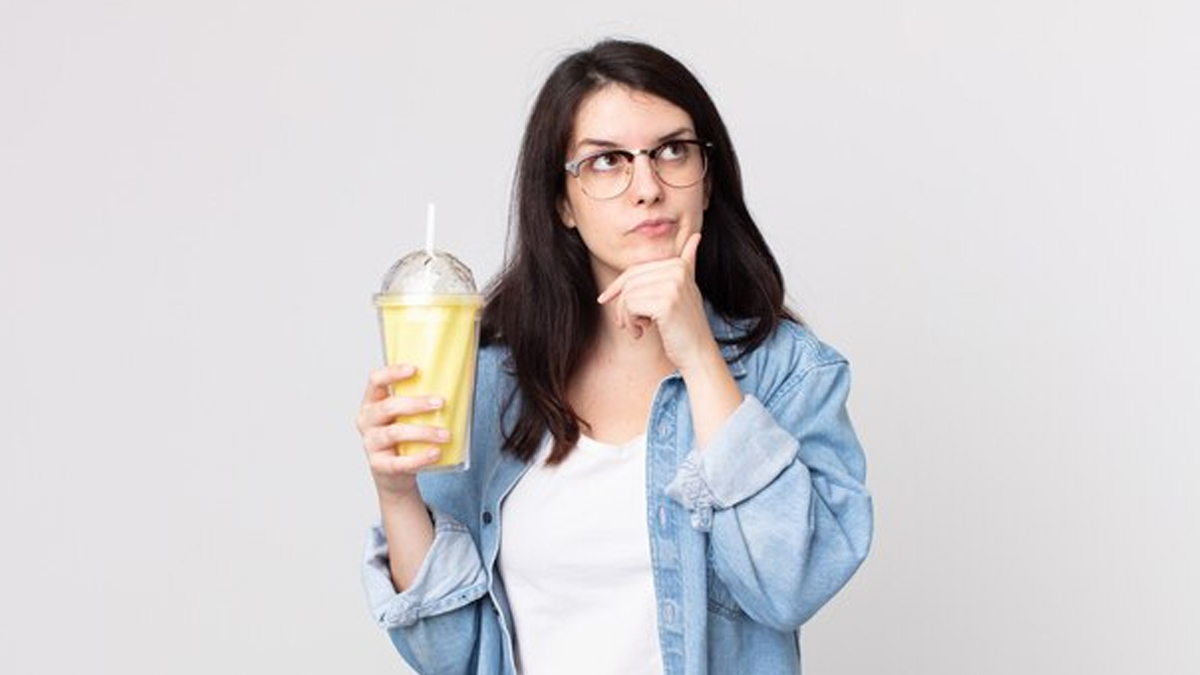 वजन घटाने के लिए स्मूदी बेहतर है या फ्रूट जूस? एक्सपर्ट से जानें