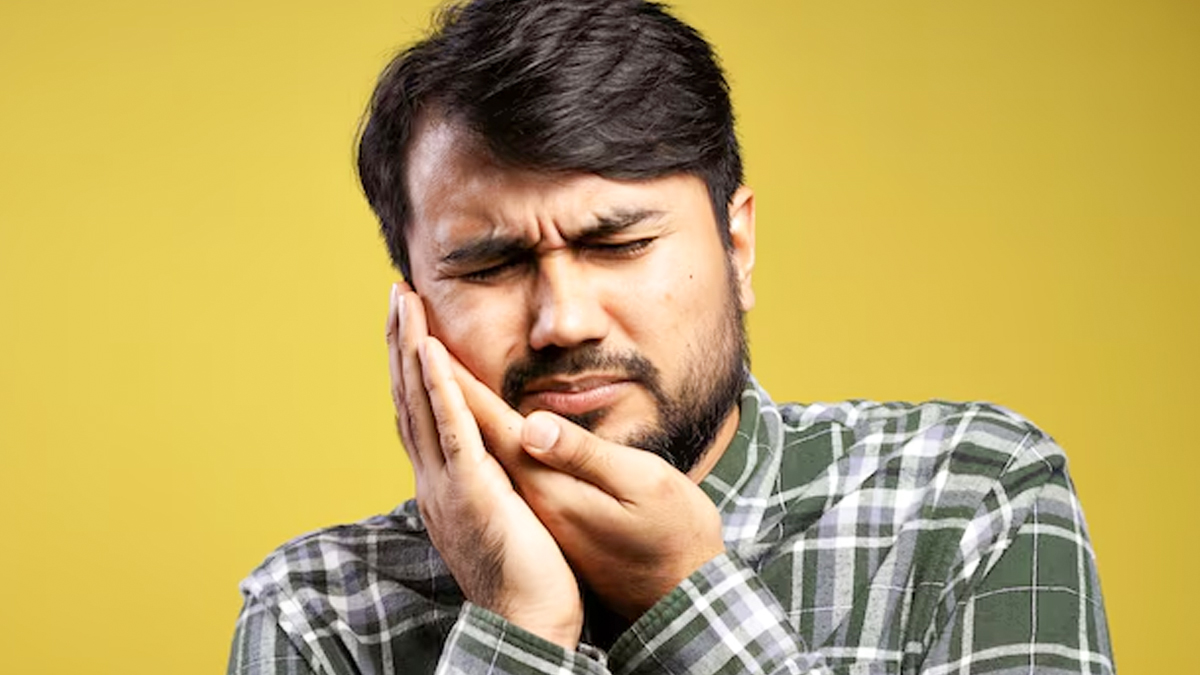 दांत का इंफेक्शन बन रहा है सिर और कान दर्द की वजह? जानें कनेक्शन