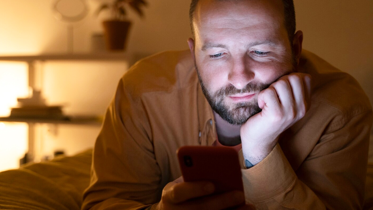 phone-scrolling-at-night-side-effects