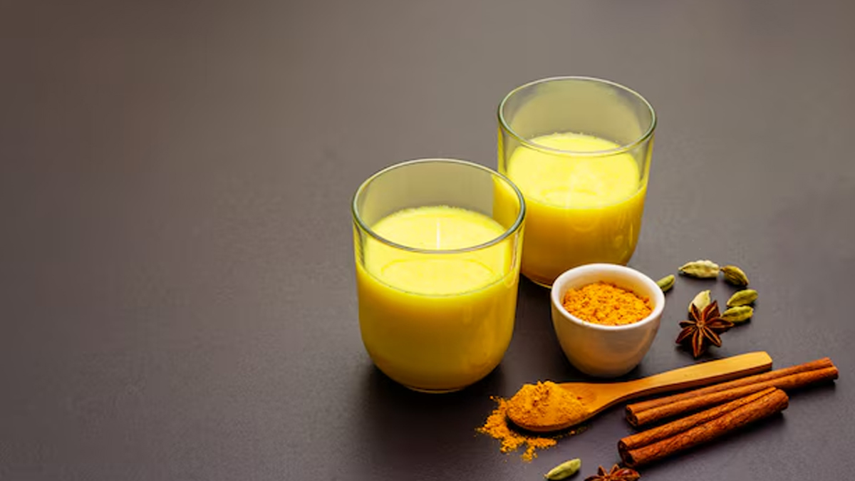 turmeric water or turmeric milk which is better and when to drink in hindi 1