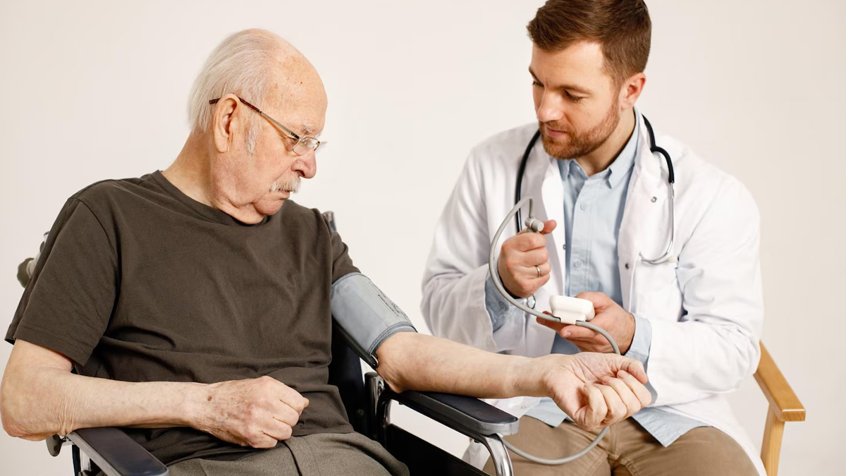 बदलते मौसम में बीपी चेकअप क्यों जरूरी है? जानें डॉक्‍टर की राय