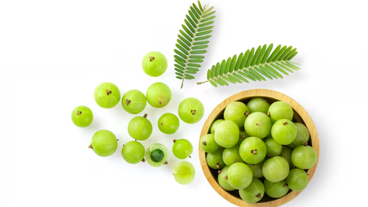 6 ways to use amla for hair and skin in hindi 1.