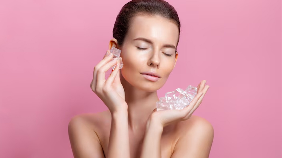 रात में चेहरे पर बर्फ लगाने के क्या फायदे हैं? एक्सपर्ट से जानें