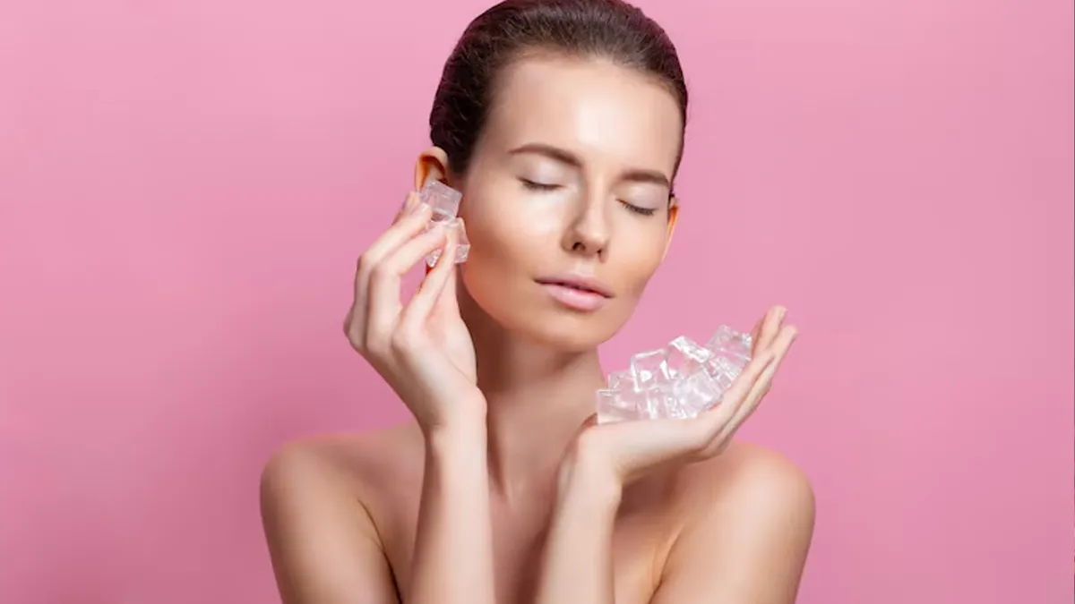 रात में चेहरे पर बर्फ लगाने के क्या फायदे हैं? एक्सपर्ट से जानें