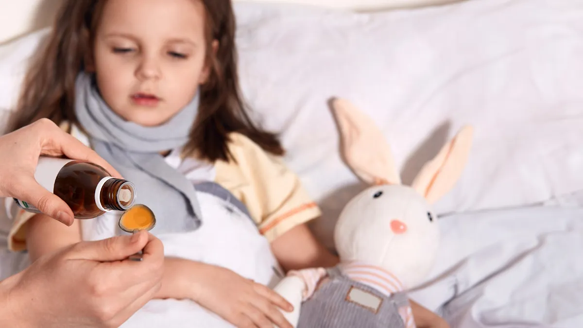 अब दो साल से कम उम्र के बच्चों को नहीं दे सकते Cough Syrup, डॉक्टर से जानें इस स्थिति में क्या करें?