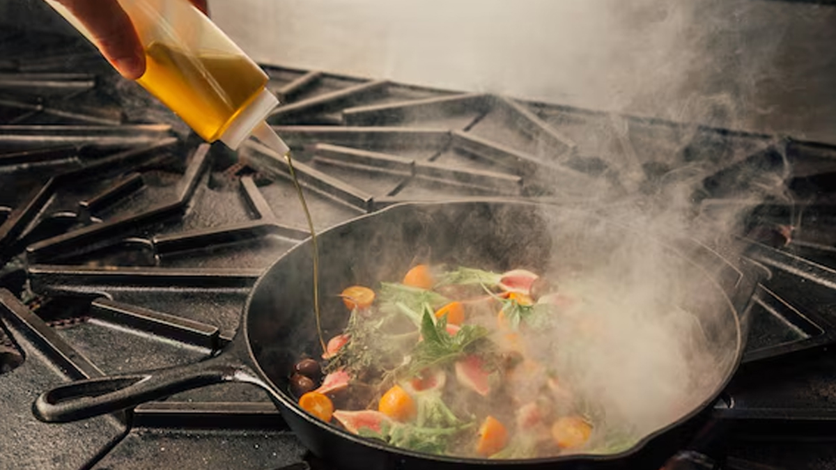 does cooking with cast iron improve iron intake in hindi 001