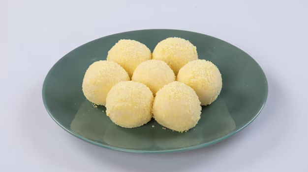 health benefits of eating coconut and turmeric laddus in winter in hindi 01 (5)