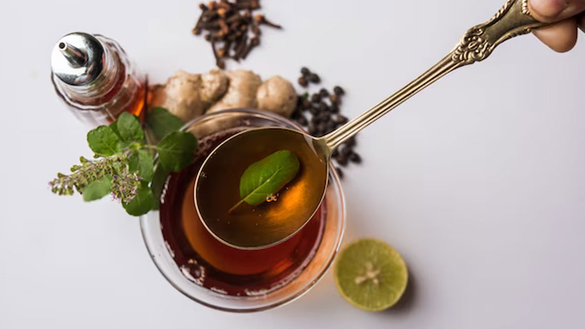 benefits and recipe of turmeric tulsi ginger kadha to combat pollution in winter in hindi 01 (5)