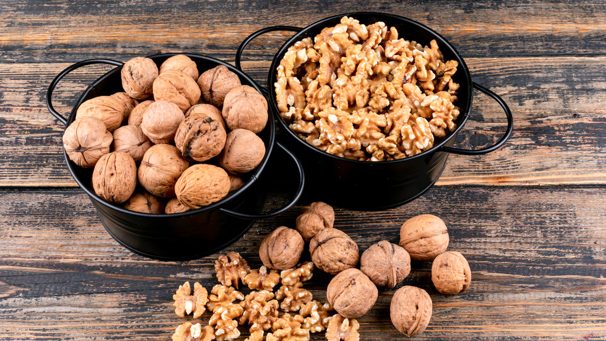 अखरोट: ड्राई स्किन वालों के लिए बेस्ट है ये ड्राई फ्रूट, एक्सपर्ट से जानें सर्दियों में इसके सेवन का तरीका