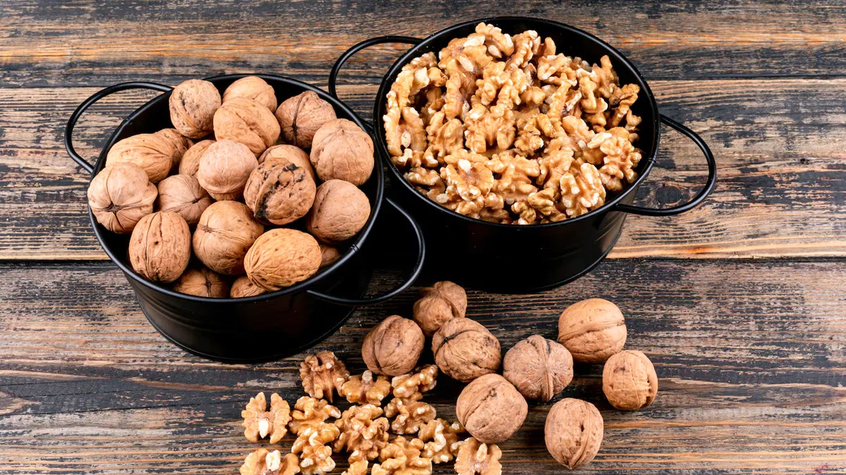 अखरोट: ड्राई स्किन वालों के लिए बेस्ट है ये ड्राई फ्रूट, एक्सपर्ट से जानें सर्दियों में इसके सेवन का तरीका