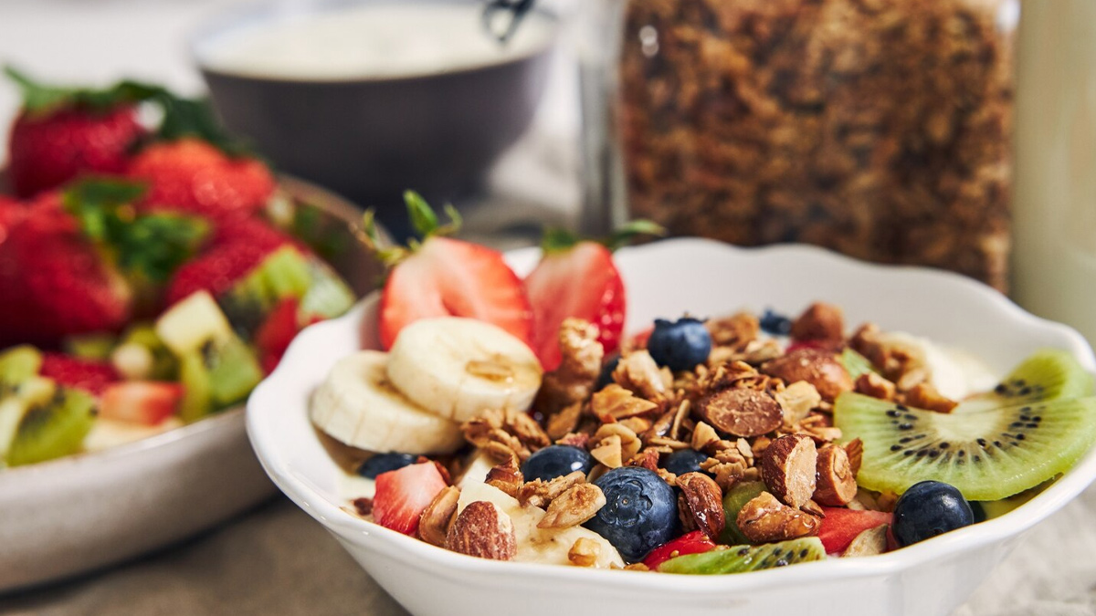 Is it better to miss breakfast or lunch