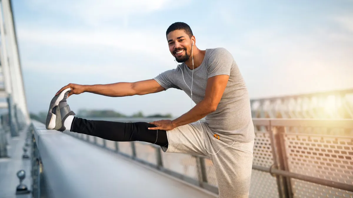 क्या रोजाना स्ट्रेचिंग करने से कमर दर्द से बचा जा सकता है? डॉक्टर से जानें