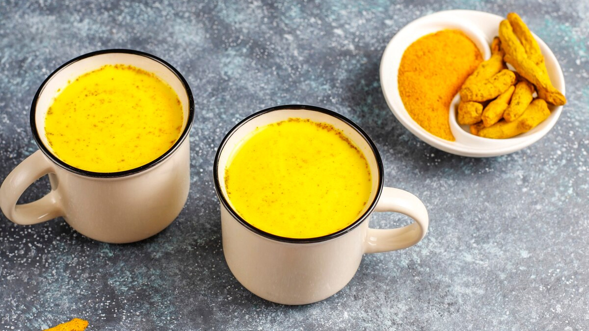 turmeric milk vs nutmeg milk which is more beneficial in winter in hindi 1