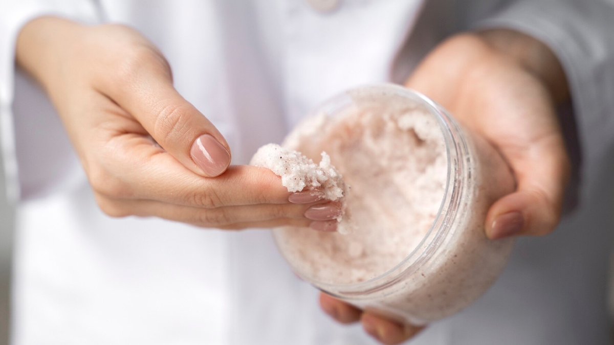 sea salt and olive oil natural scrub recipe to exfoliate and nourish skin during winters in hindi 01 (5)