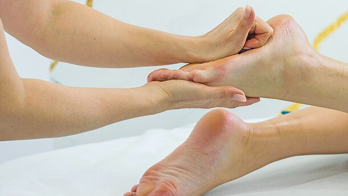 Benefits of Applying Castor Oil on Feet