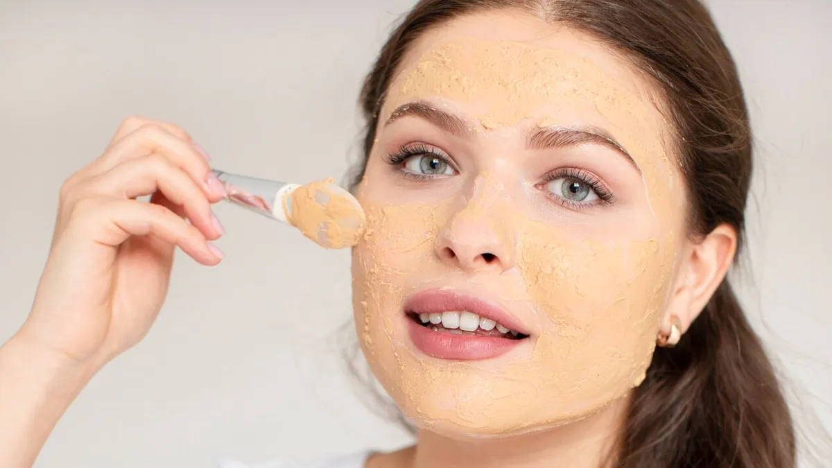 क्या हम रोजाना चेहरे पर चंदन लगा सकते हैं? एक्सपर्ट से जानें और फिर ट्राई करें ये नुस्खा