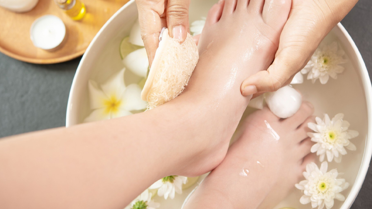 3 winter foot scrubs recipe for soft and glowing feet in hindi 01 (5)