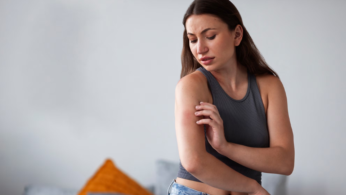 What causes itching after bathing with hot water