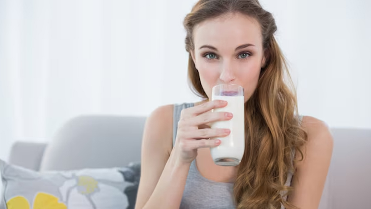 is drinking milk at night right for everyone in hindi 1