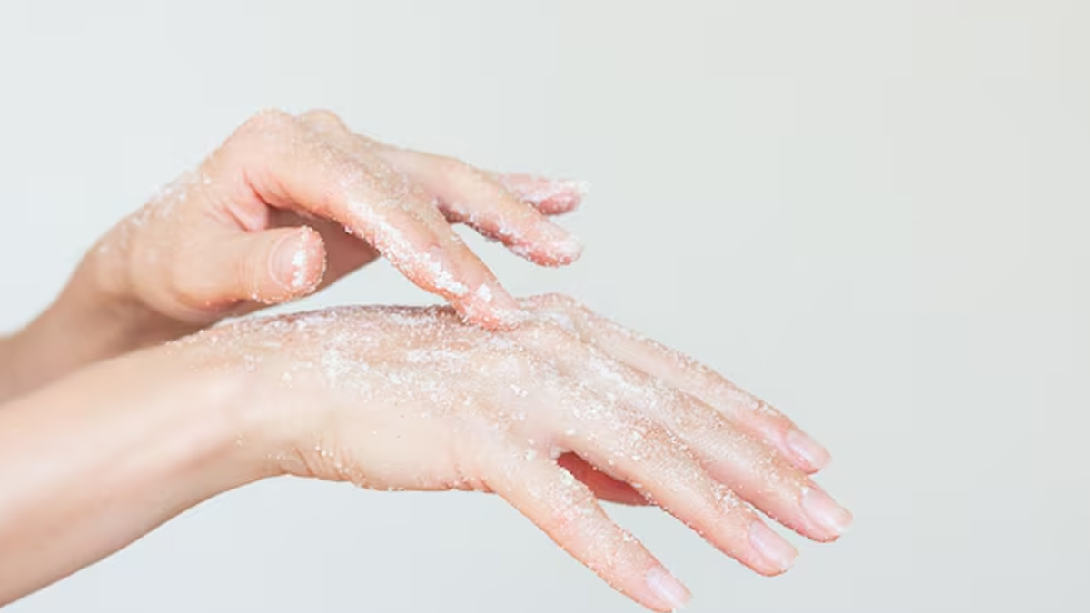 use lemon and sugar scrub to remove dark spots from hands in hindi 1