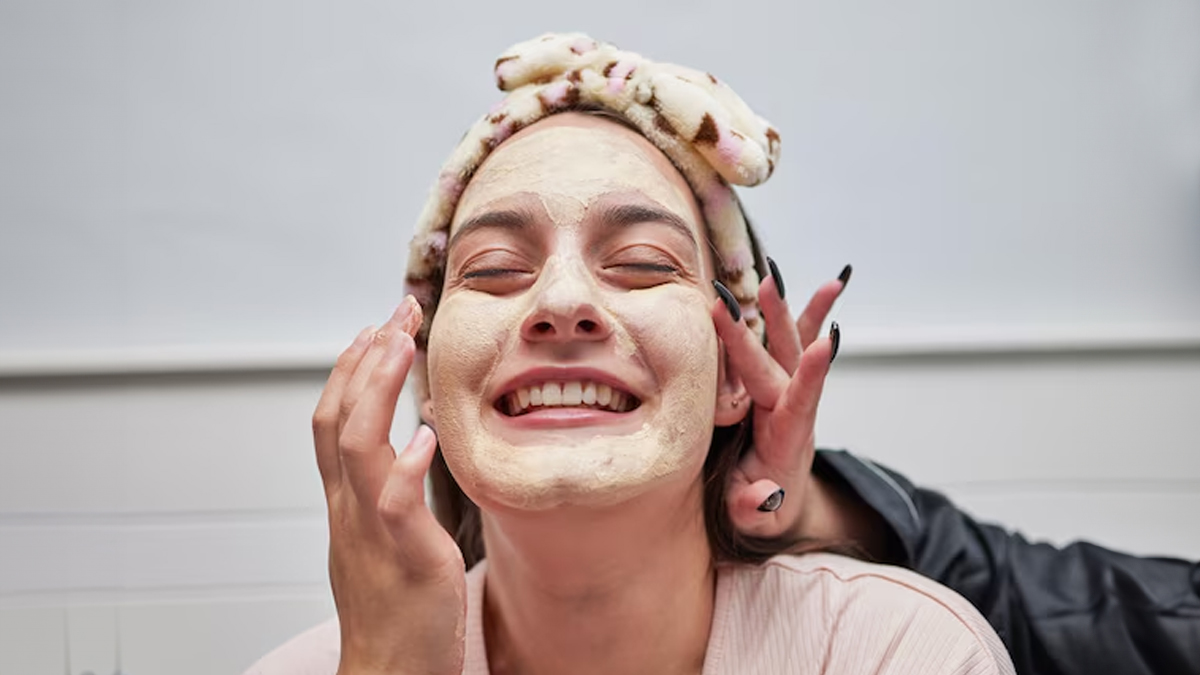 besan turmeric lemon honey bleach remedy to enhance facial glow this new year in hindi 01 (6)