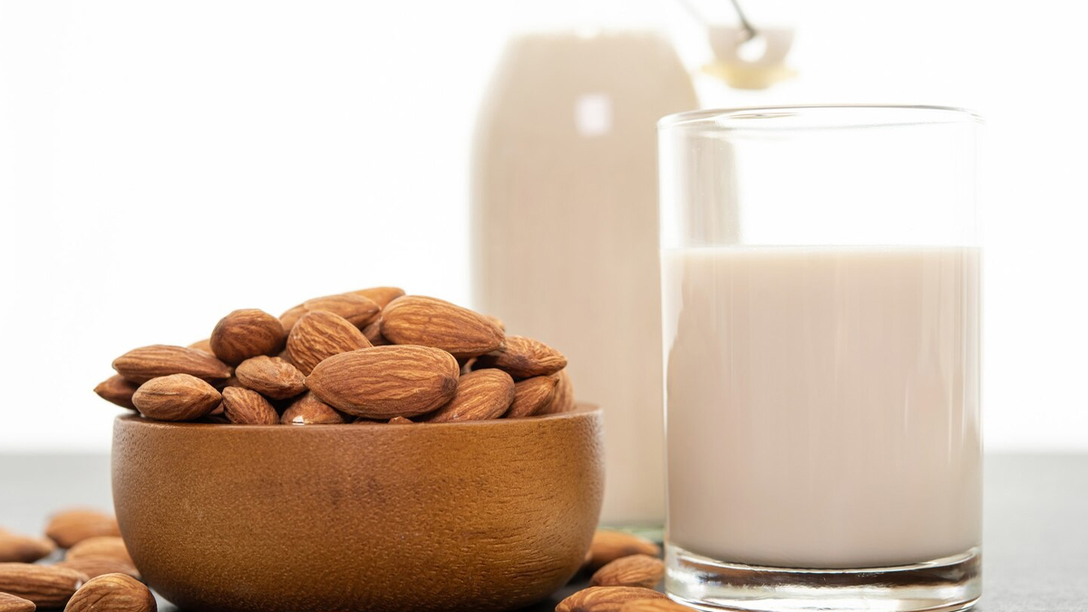 benefits of drinking almond milk in winter in hindi 01 (5)