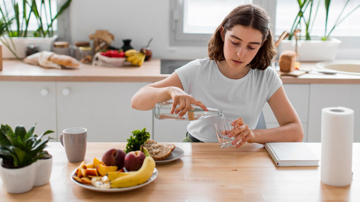 side effects of drinking water while eating  01 (10)