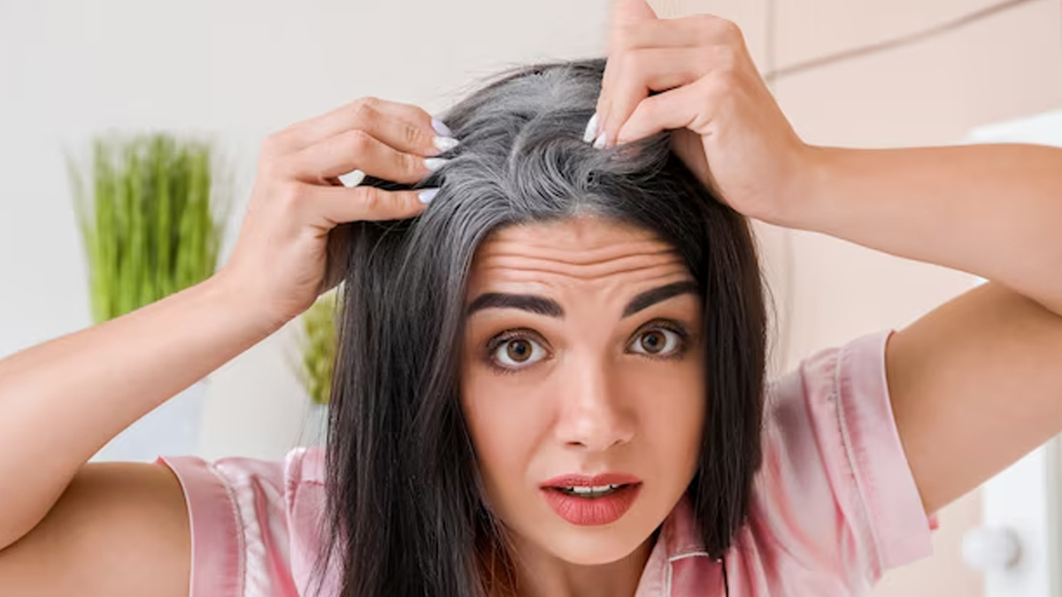 कम उम्र में सफेद बालों का कारण कहीं आयरन की कमी तो नहीं? डॉक्टर से ...