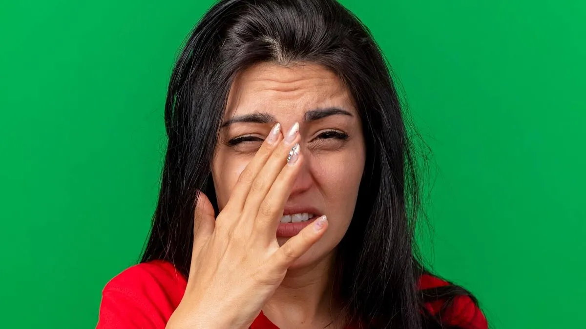 why do eyes feel sticky after waking up 1