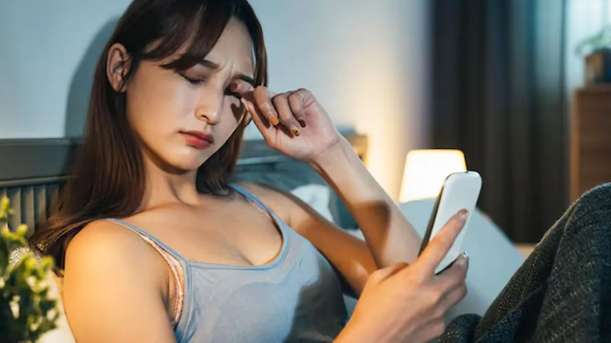 Causes-of-Burning-Eyes-After-Using-Phone-Inside