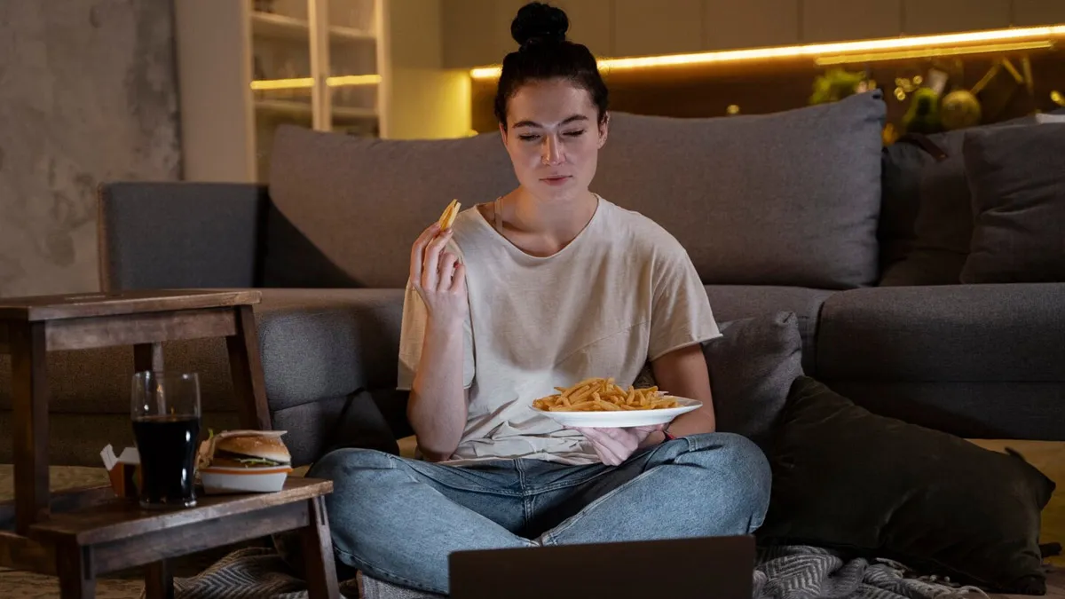 what effect does the habit of eating late at night have on the body 01