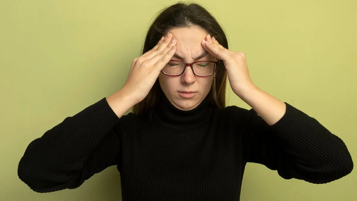 why do headaches worsen in bright light 1