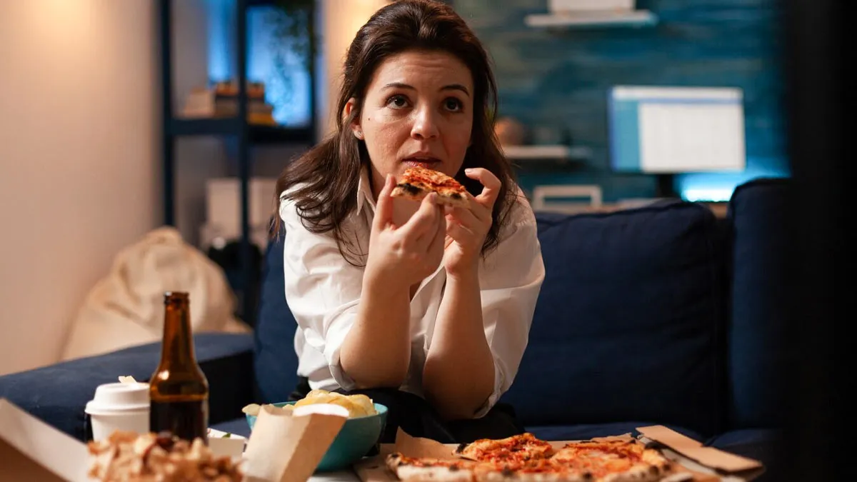 why do you suddenly feel hungry at night 1