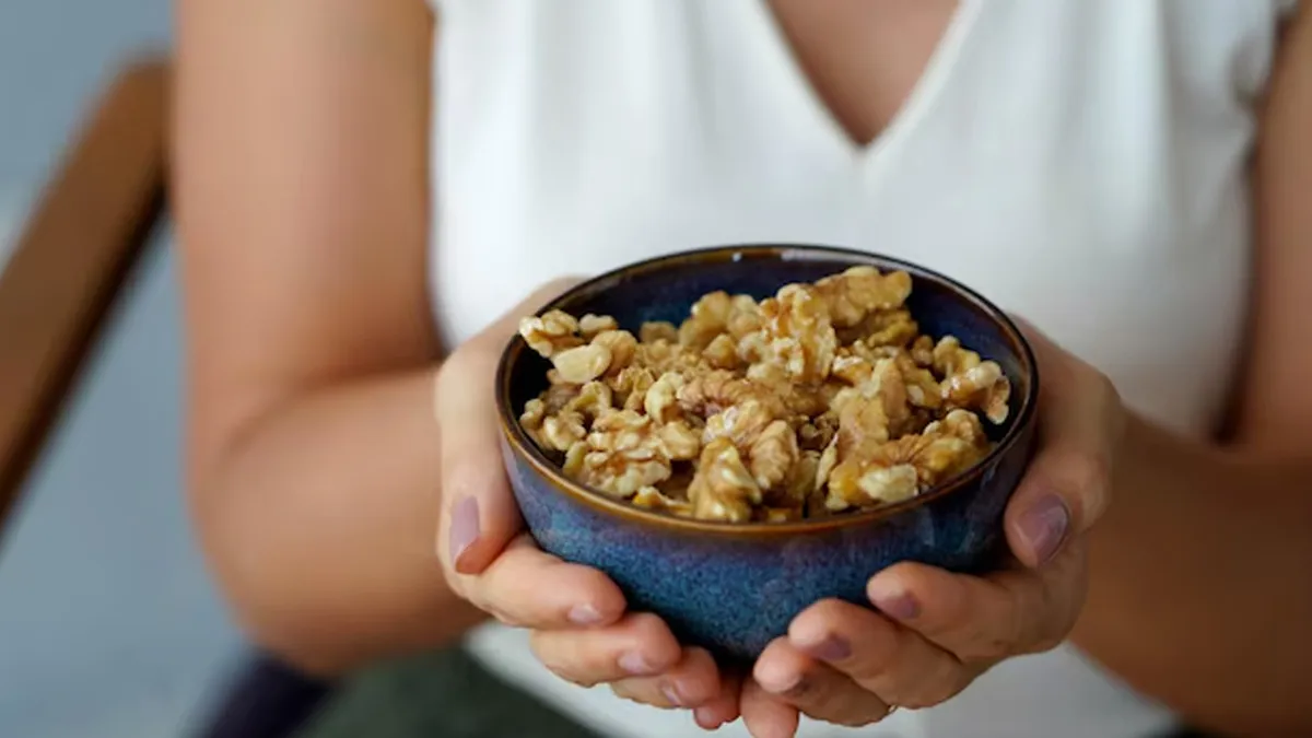 does eating walnuts daily improve heart health